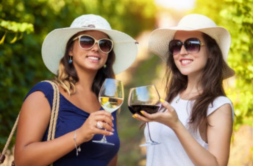 Duas mulheres praticando enoturismo.