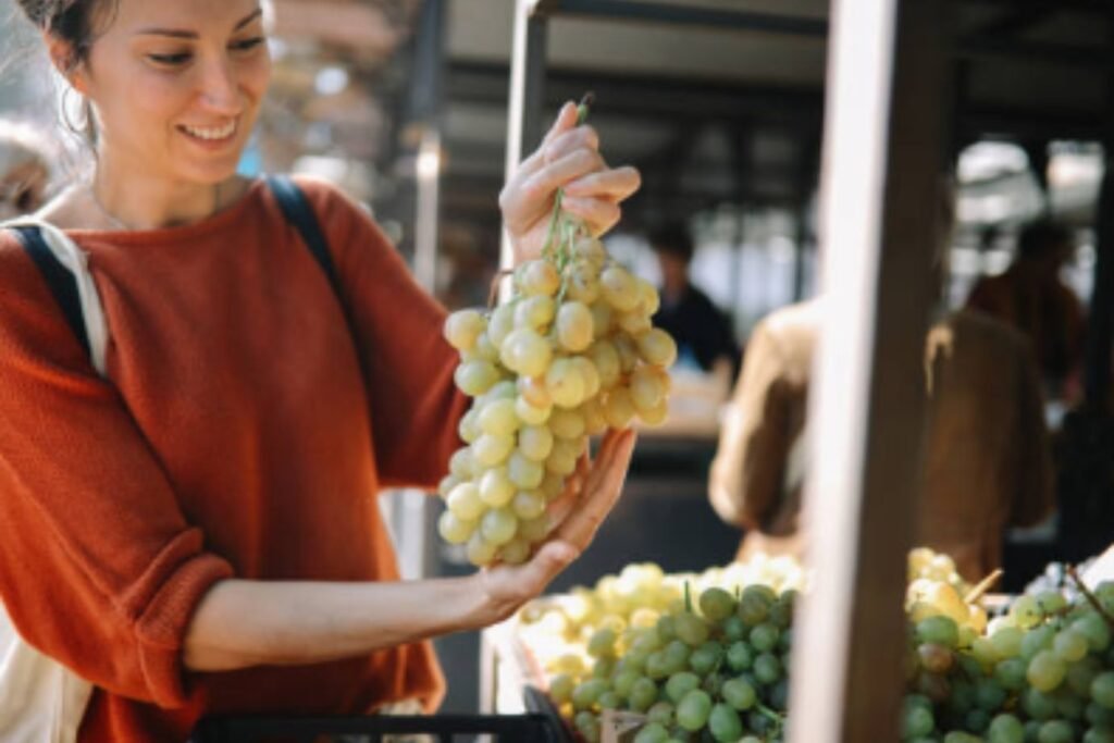 Moça escolhendo uva de mesa thompson seedless