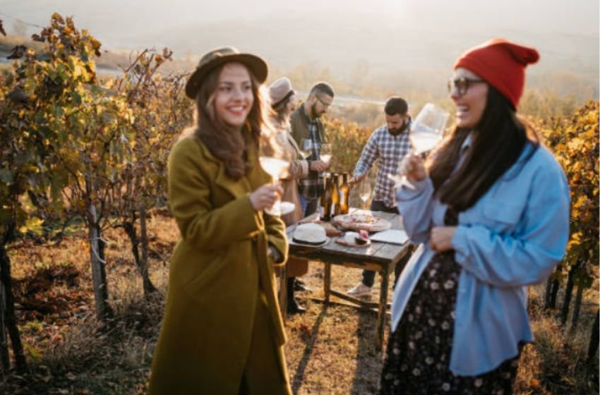 Pessoas degustando vinho na vinícola.